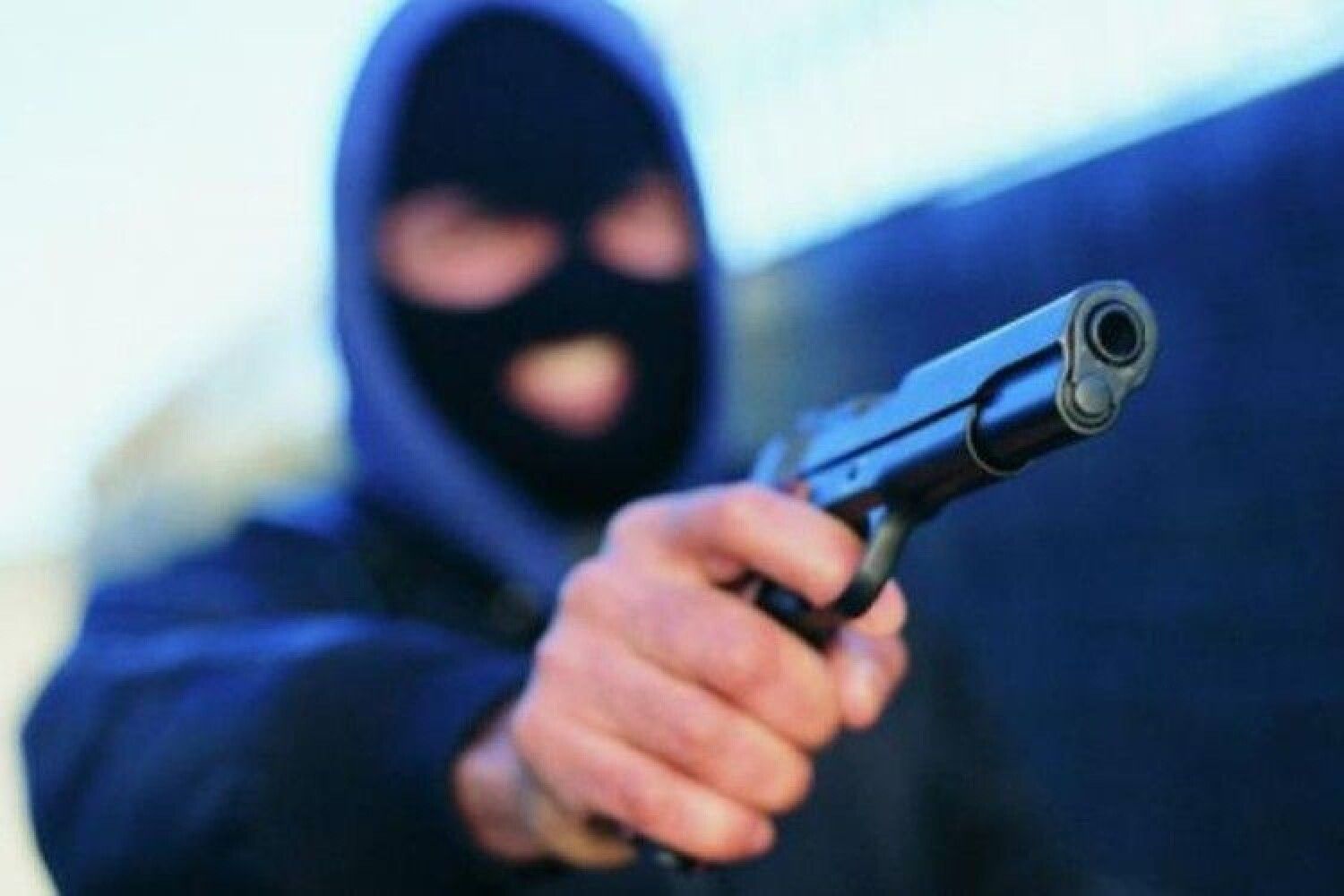 У Білій Церкві озброєний молодик в масці пограбував автозаправку (ВІДЕО)