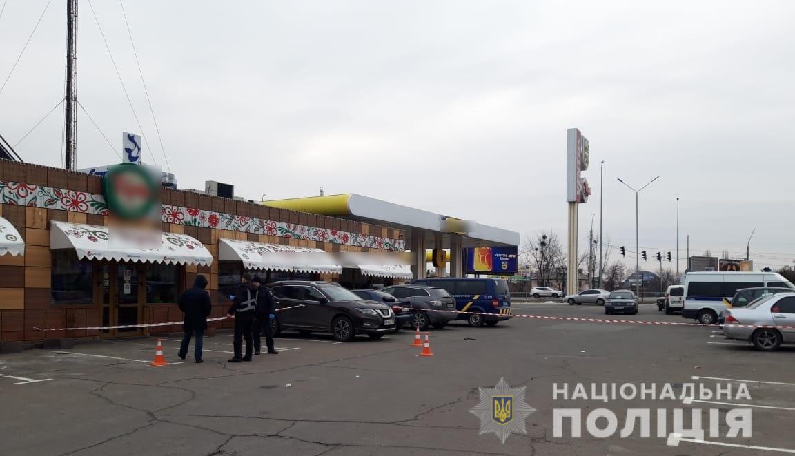 Під Києвом на АЗС чоловік влаштував криваву стрілянину через привітання з "радянським святом"