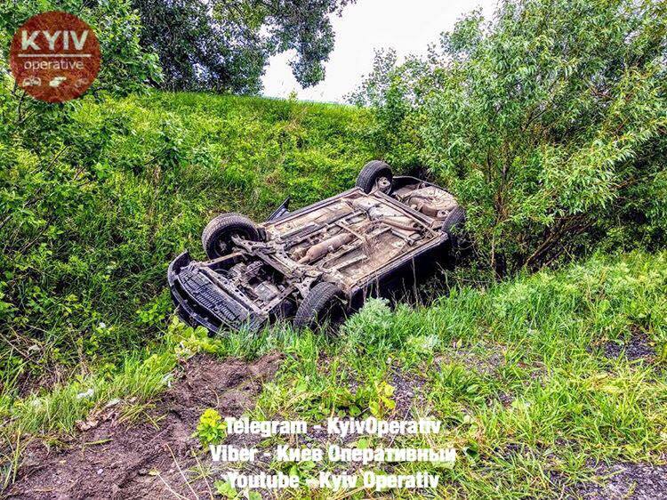 Таємнича ДТП: на Обухівщині в кюветі знайшли нічийний автомобіль (ФОТО)