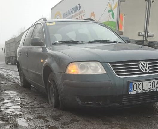 Активісти розбили колеса у глибоких ямах на дорозі Узин – Біла Церква (ФОТО)