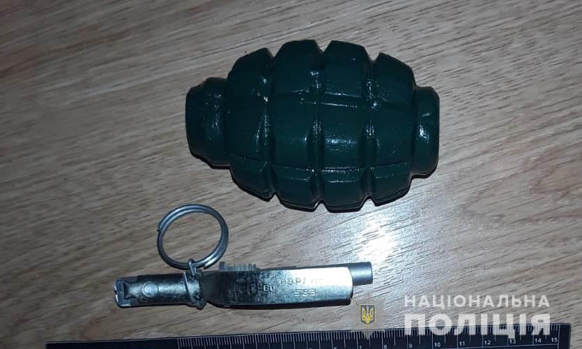 У смт Баришівка чоловік із гранатою погрожував підірвати магазин (ФОТО)