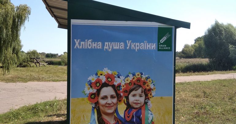 Аграрна компанія на Київщині встановлює зупинки громадського транспорту