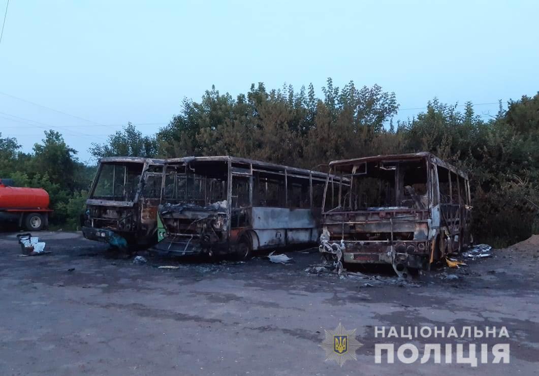 У Макарівському районі підпалили автобуси, які належали благодійному фонду (ФОТО)