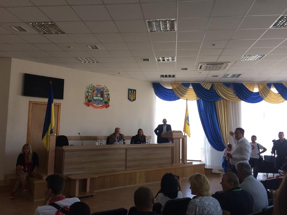 У Петропавлівській Борщагівці депутати не прийшли на сесію через "погрози" зі сторони активістів (ФОТО)