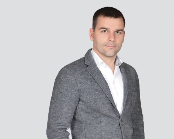 Депутат Києво-Святошинської райради від БПП розкидається доларами (ВІДЕО)