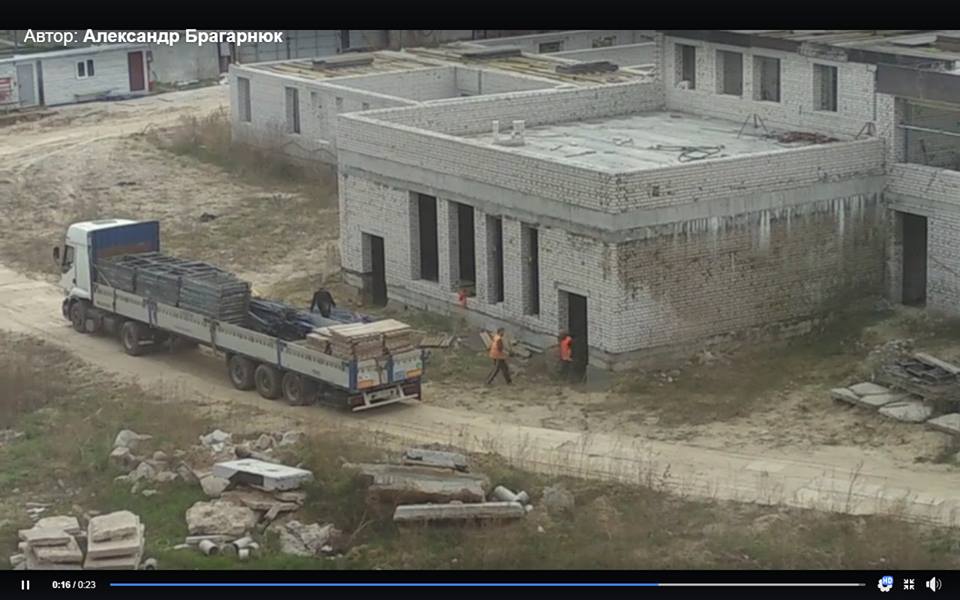 Скандал у Петропавлівській Борщагівці: забудовник розбирає недобудований дитсадок по цеглинах (ВІДЕО)