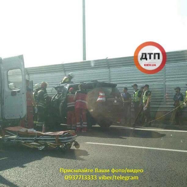 На трасі під Києвом позашляховик протаранив припарковану вантажівку (ФОТО)