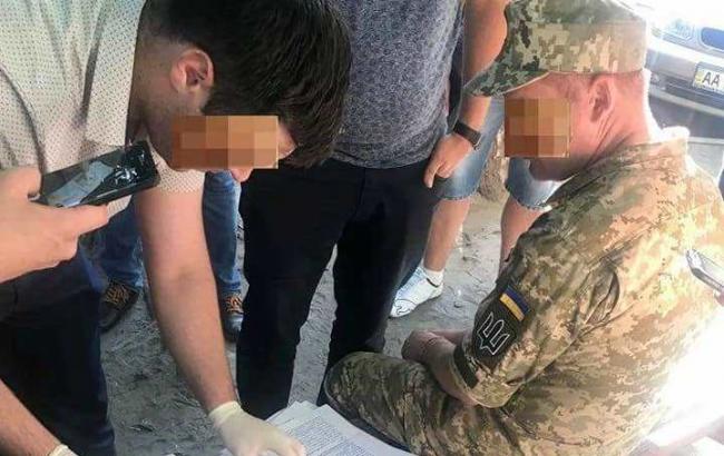 Мені би в Конго: на Київщині затримали військового кадровика на хабарі (ФОТО)