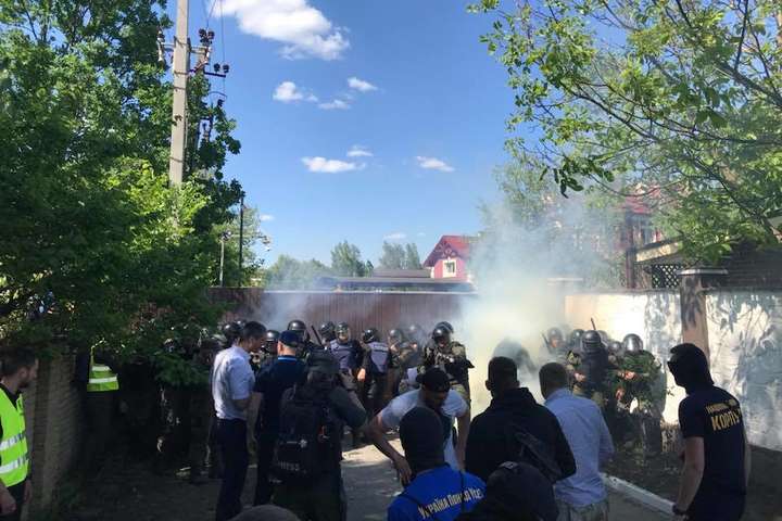 Будинок Льовочкіна в Козині пікетують через скандальний концерт до Дня Перемоги