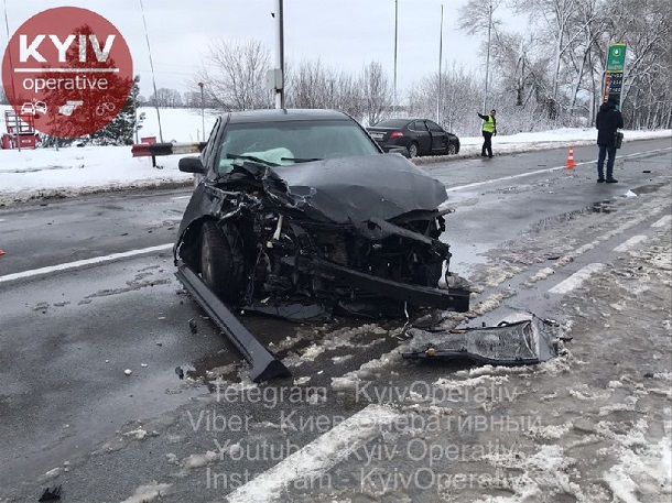 Поблизу Борисполя сталася потрійна ДТП з постраждалими: Geely і Toyota зіткнулися лоб у лоб (ФОТО)