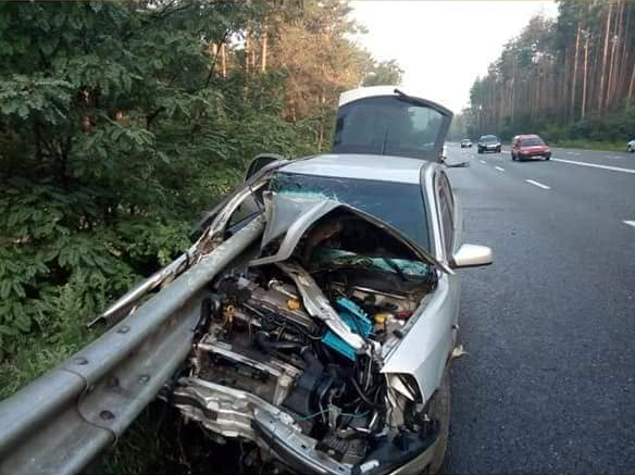 Аварія поблизу Ірпеня: автомобіль наскрізь "прошило" відбійником (ФОТО)