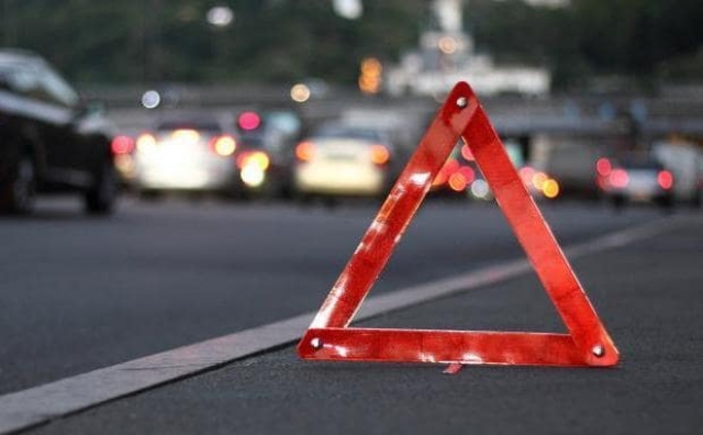 У Макарівському районі водій переїхав жінку, яка сиділа на дорозі