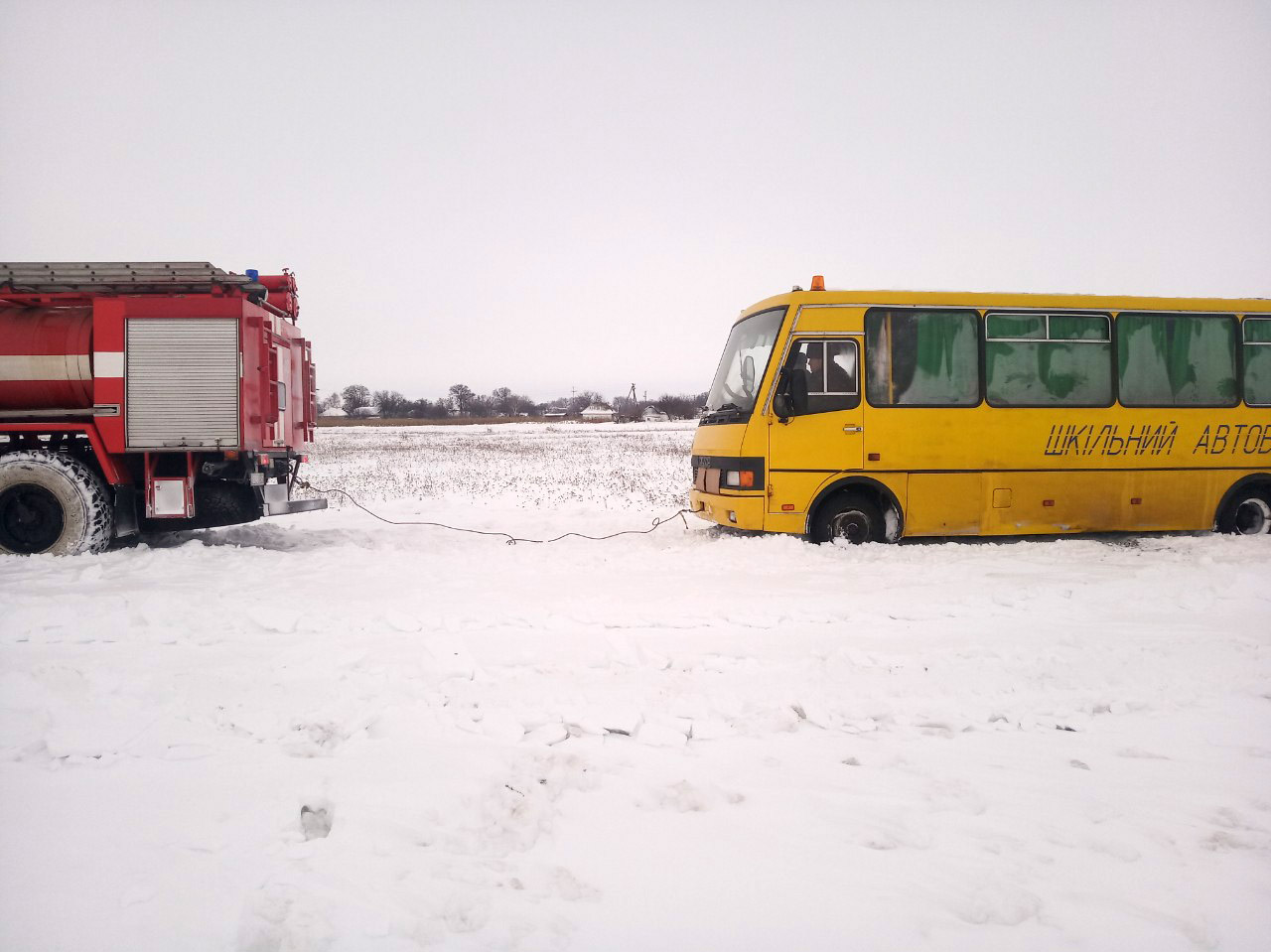 Під Києвом шкільний автобус з дітьми потрапив у сніговий замет (ФОТО,ВІДЕО)