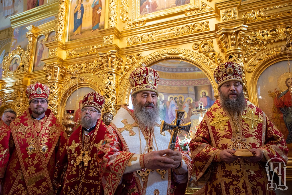 Одіозна Тетяна Засуха привезла у Ковалівку настоятеля Російської православної церкви Онуфрія (ФОТО)