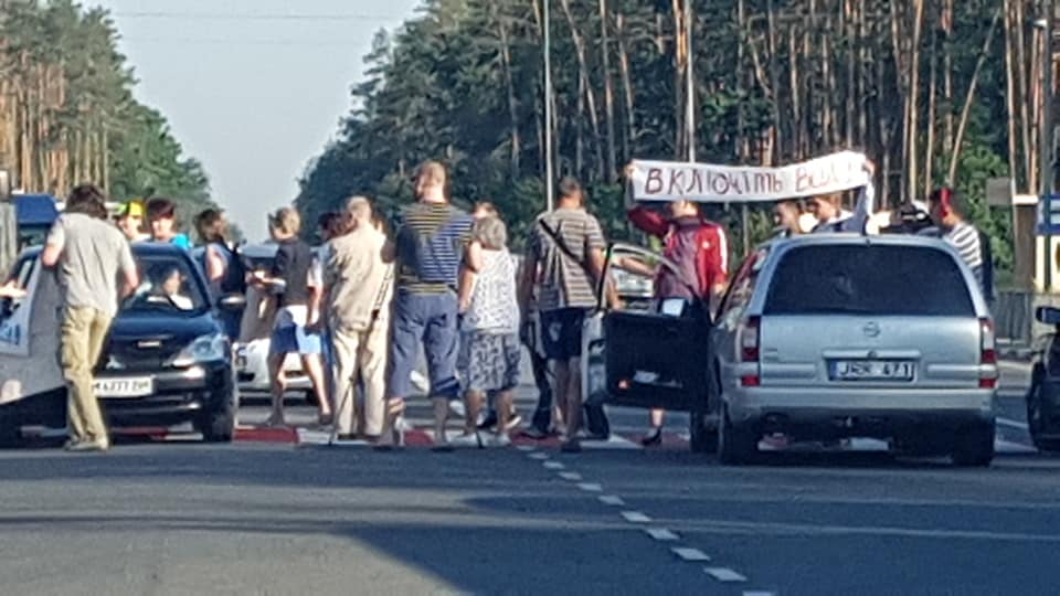 Через відключення води у селищі на Бородянщині жителі блокують трасу на Ковель (ФОТО)