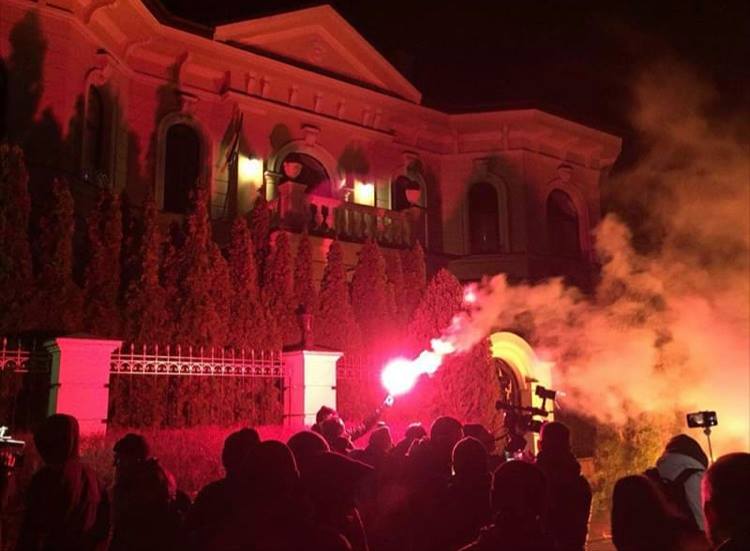 Поліція відкрила кримінальну справу за фактом хуліганства під будинком Гладковського у Козині