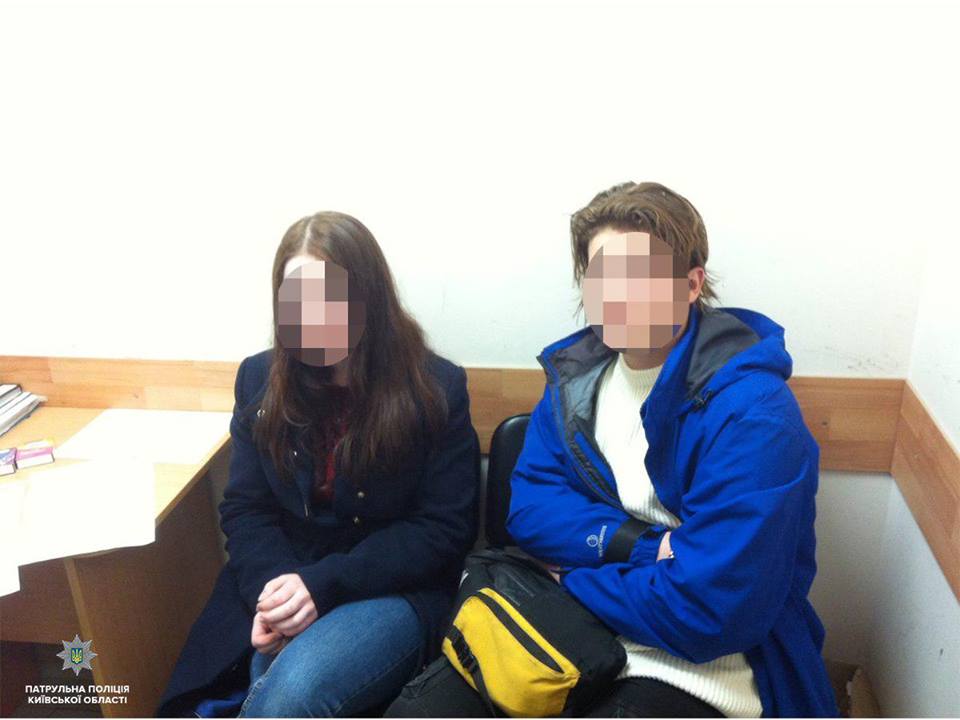 У селі під Києвом неповнолітня пара викрала з магазину інтимні товари