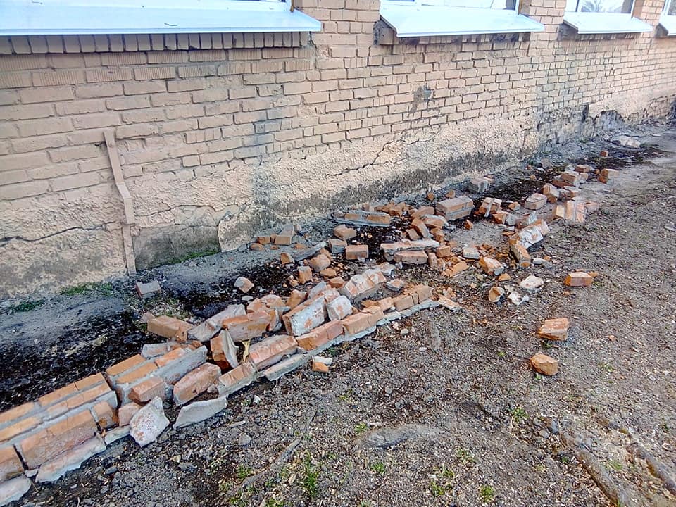 У Макарові школа повністю вкрилася тріщинами і сиплеться цегла (ФОТО)
