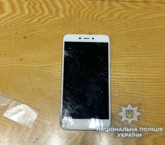 Посеред білого дня: у Білій Церкві чоловік побив та відібрав у жінки смартфон