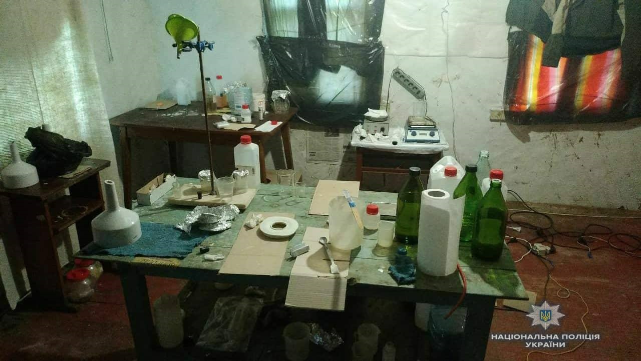 Під Києвом чоловік з житлового будинку зробив нарколабораторію (ФОТО)