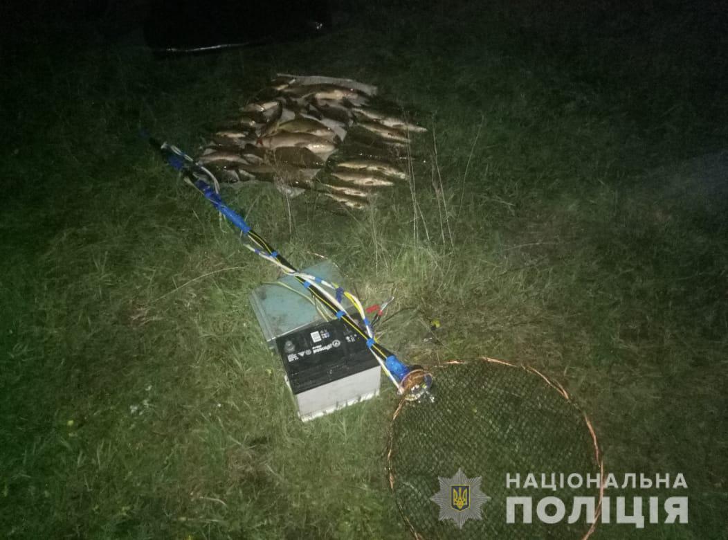 Поблизу Чорнобиля затримали групу чоловіків за вилов риби (ФОТО)