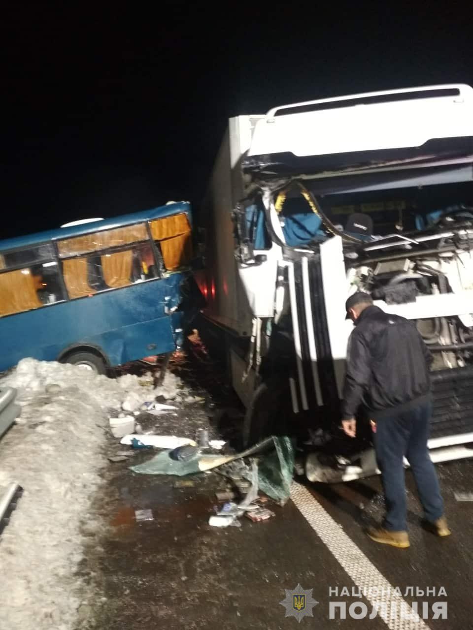 Під Києвом фура протаранила автобус з пасажирами
