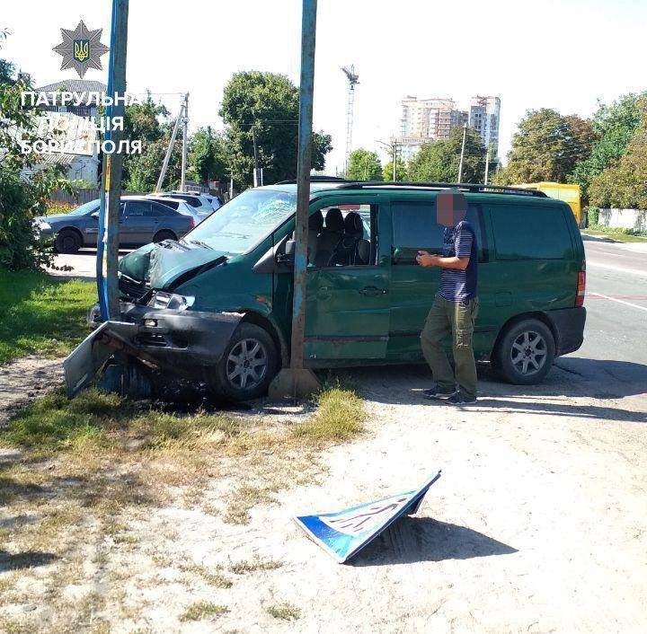 У Борисполі п'яний в "дим" водій врізався у рекламний щит (ФОТО)