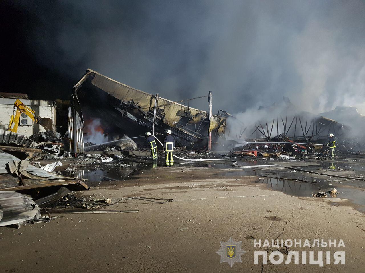 Попелище замість секонд-хенду: причину пожежі в Петропавлівській Борщагівці встановлюють (ФОТО)