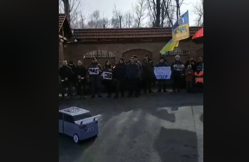 Під стінами будинку Порошенка в Козині активісти вимагають єдиної ціни на розмитнення "євроблях"