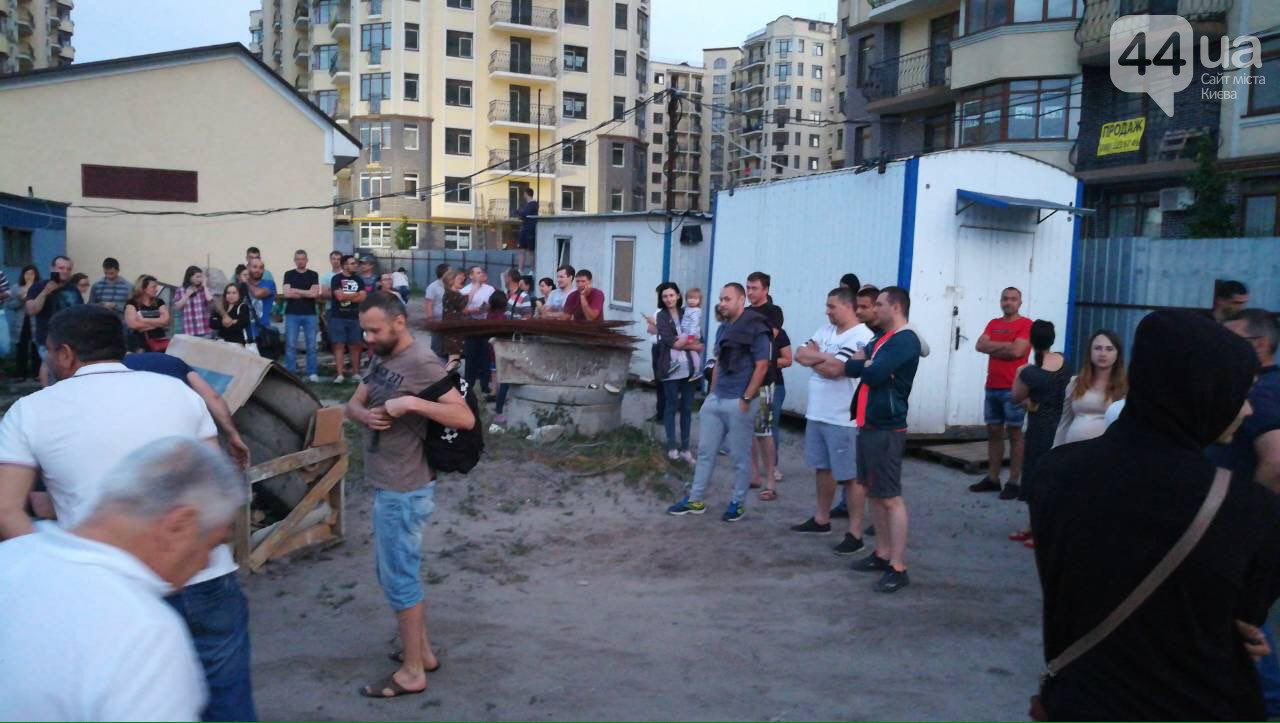 В Ірпені жителі ЖК Rich Town вийшли на мітинг через відключення електрики (ФОТО)