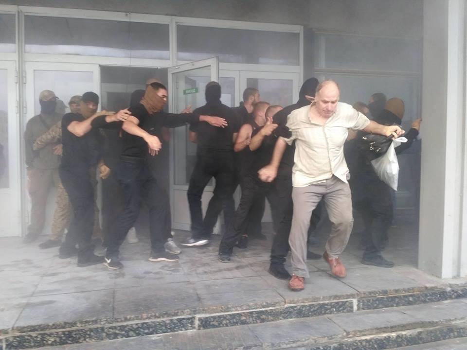 Під Києвом "тітушки" більше тижня блокують роботу заводу
