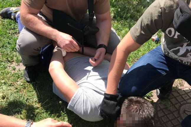 СБУ спіймала правоохоронця з Київщини на хабарі в понад 2 тис дол (ФОТО)