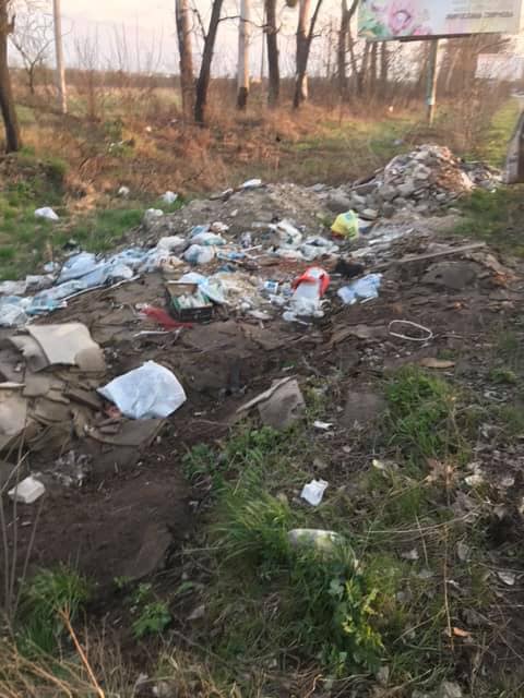 У Києво-Святошинському районі пенсіонер мішками викидає сміття на узбіччя дороги (ФОТО)