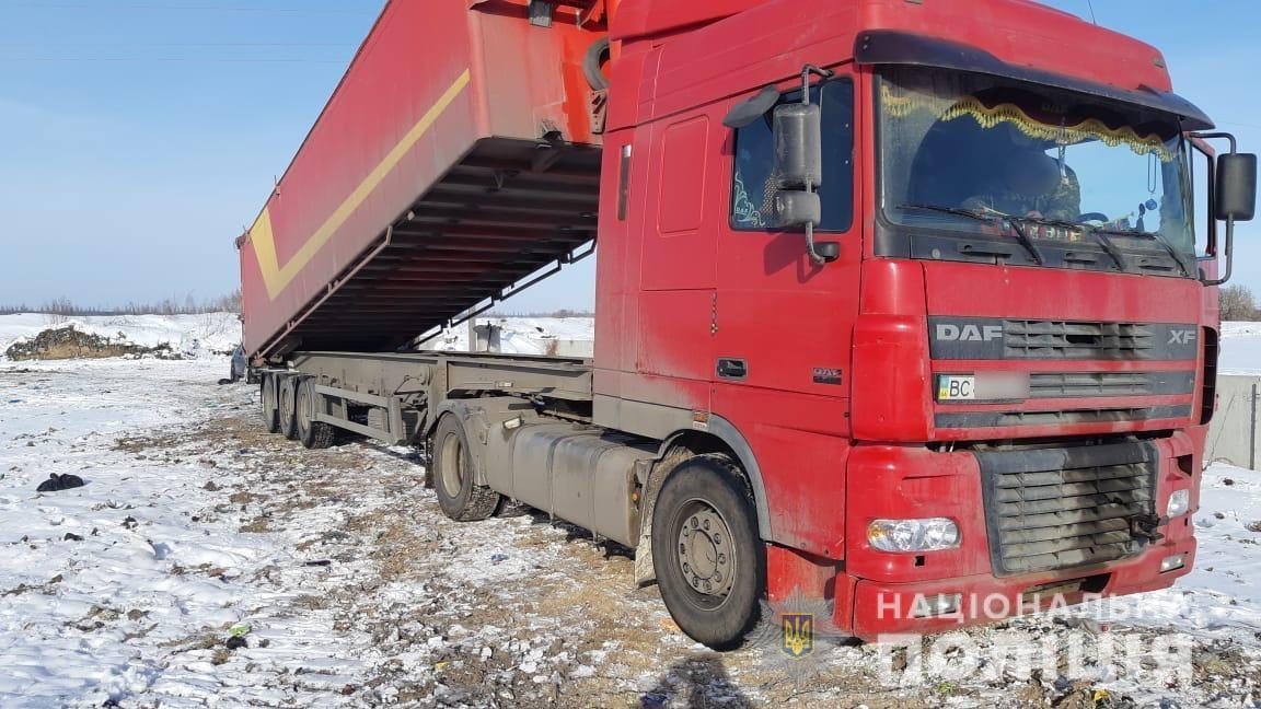 До баришівського стихійного звалища звозять львівське сміття (ФОТО)