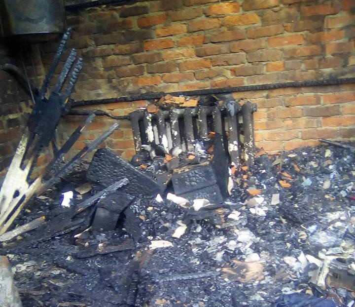 Згоріла навіть коляска: у Таращі родина погорільців потребує допомоги (ФОТО)